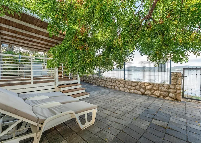 Дом отдыха 3 Bedroom Pet Friendly In Biograd Биоград-на-Мору
